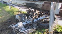 Řidička srazila motorkáře. Skončil v poli, motorka v plamenech