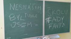 Fantom nechal ve škole vzkaz a ukradl část počítače. Šlo o žáka