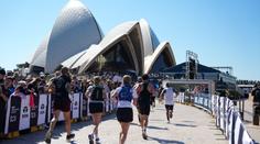 Mezinárodní trapas pro australský maraton. Na medaili je stadion Bayernu