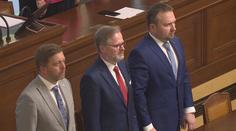 Vláda rozdala stamiliony na odměnách. I na nich šetříme, upozorňuje kabinet