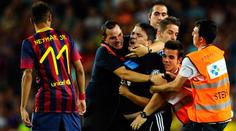 Drama v Barceloně. Bláznivý fanoušek se sápal po Neymarovi