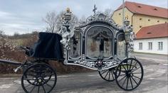 Rodina se rozloučila s Olgou Kočkovou. Kočár s koňmi odvezl její rakev na hřbitov
