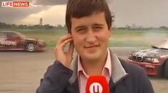 Reportéra srazilo závodní auto v přímém přenosu