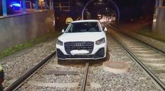 V Praze vjíždí auta do tunelu po kolejích. Vedla mě tam navigace, řekla řidička