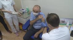 "Dáme si včeličku!" Ministr Blatný dostal druhou dávku vakcíny