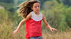 HRDINKA! Dívenka se vrhla pod kola auta, aby zachránila sestřičky