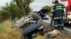 Při nehodě u Dymokur zemřel řidič peugeotu, jeho žena je těžce zraněna