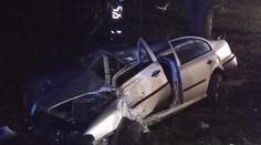 Hořící auto uhasili svědci, řidič ale vážnou nehodu nepřežil