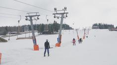 Tragédie na sjezdovce. Snowboardista zemřel v Beskydech po nárazu do stromu