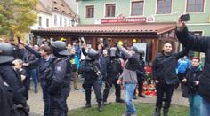 Lidé chtějí pomstu za smrt v Žatci: "Muslimy na vás a sekat hlavy!"