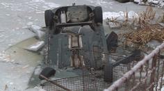 VIDEO: Řidička na náledí neubrzdila automobil a sjela do požární nádrže