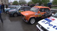 Odstartoval další ročník Rallye Praha Revival. V akci jsou i závodníci z Dakaru