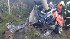 Auto se v Jiříkově doslova obmotalo kolem sloupu. Dva mladí lidé zemřeli