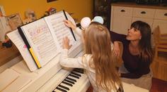 Anička (6) miluje hraní na piano. Rodina si ho nemohla dovolit, pomohl Patron dětí