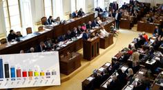 Bouřlivý měsíc zahýbal českou politikou, hnutí ANO stále vede