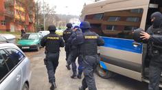 Policisté zneškodnili muže, který v Praze hrozil odpálením bomby