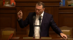 Drsné scény ve Sněmovně. Šéf poslanců SPD začal vulgárně nadávat