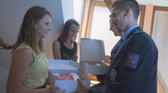 Policisté zachránili Terezku (12), dívka se s nimi nyní setkala