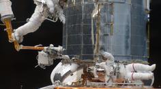 Astronauti dokončili opravu teleskopu. V pátek se vrací na Zem