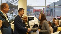 Cofidis a AURES Holdings společně darovali automobil dětem bez domova