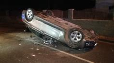 Řidič nezvládl řízení a narazil do domu, BMW skončilo na střeše
