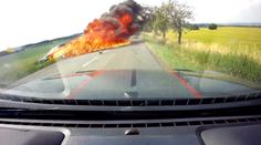 Děsivé video jako varování: Motorka při nehodě zapálila auto s malým dítětem