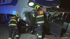 Tragédie na Chrudimsku. Vlak na přejezdu smetl auto, řidič na místě zemřel