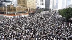 Masové protesty v Hongkongu, desítky tisíc lidí zablokovaly ulice