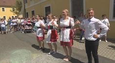 Ve středních Čechách se konaly Staročeské máje. Nechyběly ani tradiční kroje