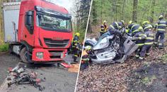 Kamion u Říčan sešrotoval osobní auto. Řidiče museli vyprošťovat hasiči