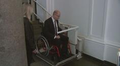 Premiér Bohuslav Sobotka invalidou! Takhle si na vozíku vede