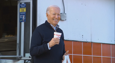 Joe Biden je také jenom člověk. Kvůli fastfoodu musely jít povinnosti stranou