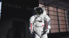 Značka Prada představila novinku. Výsledkem je vesmírná kombinéza