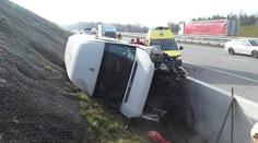 Vážná nehoda uzavřela dálnici D6, na D1 vyletěla dodávka za hrazení
