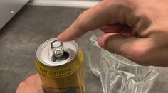 Jak si jednoduše nalít pivo z plechovky? Vyzkoušeli jsme virální trik