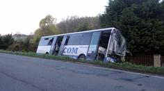 U Slaného sjel autobus do příkopu a narazil do plotu, 5 zraněných!