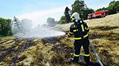 Hasiči varují před pálením trávy! Důchodci ožehly plameny obličej
