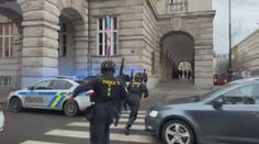 Necítím nohy, křičel. Děsivé svědectví Nizozemce postřeleného u fakulty