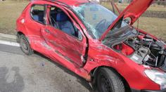 Policie pátrá po viníkovi: Vozem odmrštil peugeot pod kamión!
