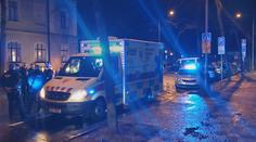 Požár zničil starodávnou roubenku. V Karlíně zase od stromku chytl celý byt