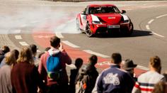 Tomu se říká drift! Kalle Rovanperä v Praze pořádně předvedl Toyotu Supra