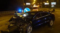 Renault vjel v Praze do cesty svištícímu passatu. Řidič bojuje o život
