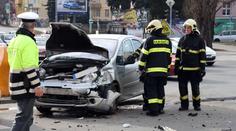 Žena smetla auto na křižovatce. Zranila holčičku (3)!