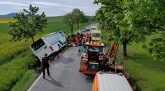 Autobus plný žáků cestou na plavání havaroval. Záchranáři odvezli 13 zraněných dětí