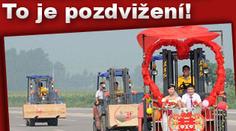 Pozdvižení: Netradiční svatba na vysokozdvižném vozíku!