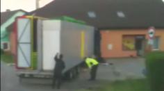 Kamion probořil zeď pekárny, pekař byl ve vedlejší místnosti