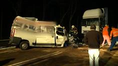 TRAGÉDIE: Dodávka se roztříštila o kamion, řidič zemřel