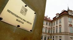 Piráti řeší další skandál. Šéfa Bartošova kabinetu obvinili ze sexuálního násilí