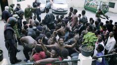 Migranti vzali útokem hranice EU, až 500 jich překonalo obří plot
