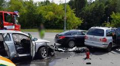 V Plzni se srazila tři auta. V péči záchranářů skončilo devět lidí